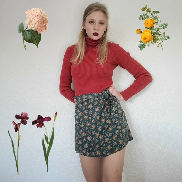 American Eagle Outfitters Dresses & Skirts - American Eagle Wrap Green Floral Skirt Small